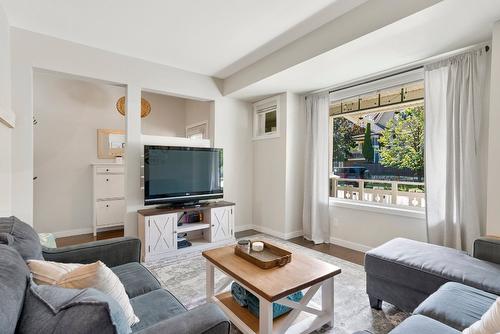 356 Hillside Avenue, Kelowna, BC - Indoor Photo Showing Living Room