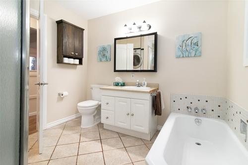 2863 Belgo Road, Kelowna, BC - Indoor Photo Showing Bathroom