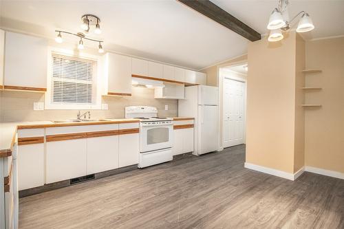 2863 Belgo Road, Kelowna, BC - Indoor Photo Showing Kitchen