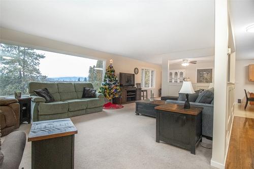 2863 Belgo Road, Kelowna, BC - Indoor Photo Showing Living Room