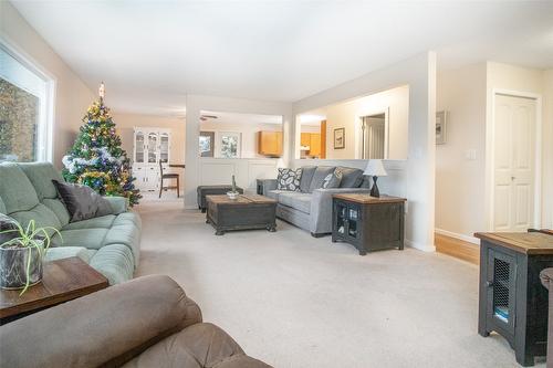 2863 Belgo Road, Kelowna, BC - Indoor Photo Showing Living Room