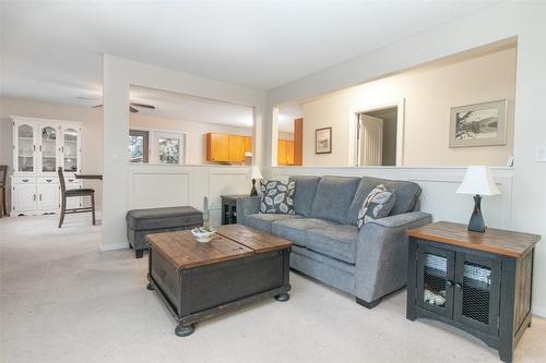 2863 Belgo Road, Kelowna, BC - Indoor Photo Showing Living Room