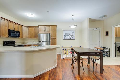 306-1007 Harvey Avenue, Kelowna, BC - Indoor Photo Showing Kitchen