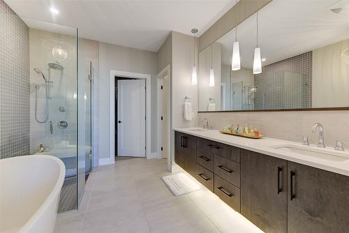 450 Windhover Court, Kelowna, BC - Indoor Photo Showing Kitchen