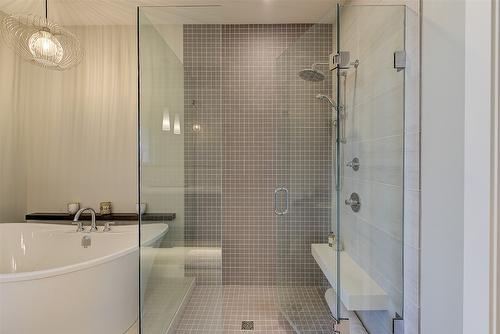 450 Windhover Court, Kelowna, BC - Indoor Photo Showing Kitchen