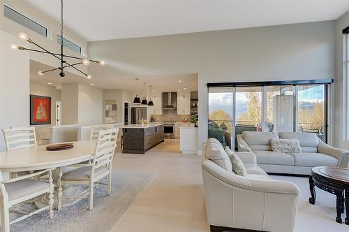 450 Windhover Court, Kelowna, BC - Indoor Photo Showing Kitchen With Upgraded Kitchen