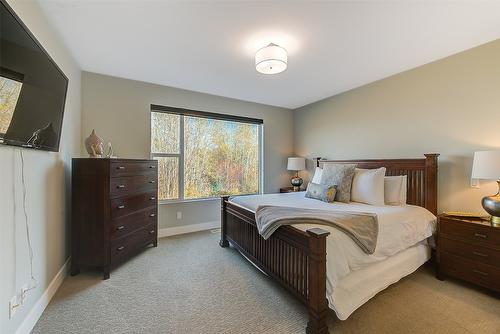 450 Windhover Court, Kelowna, BC - Indoor Photo Showing Bedroom