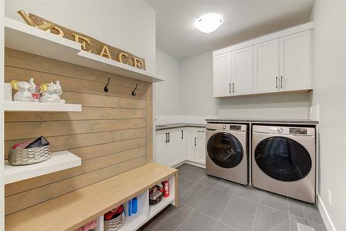 450 Windhover Court, Kelowna, BC - Indoor Photo Showing Bathroom