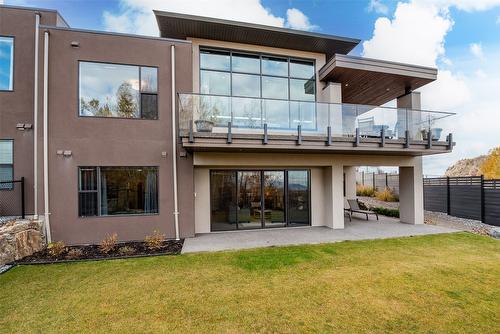 450 Windhover Court, Kelowna, BC - Indoor Photo Showing Living Room