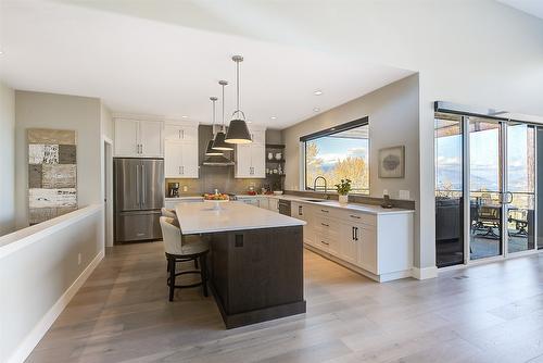 450 Windhover Court, Kelowna, BC - Indoor Photo Showing Kitchen With Upgraded Kitchen