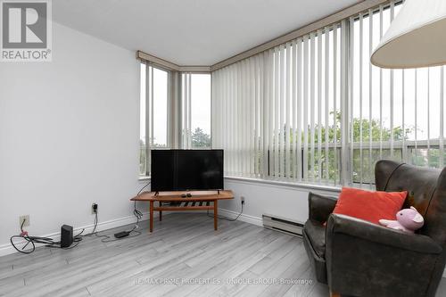 301 - 22 Clarissa Drive, Richmond Hill, ON - Indoor