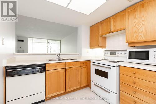 301 - 22 Clarissa Drive, Richmond Hill, ON - Indoor Photo Showing Kitchen With Double Sink