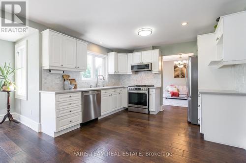 1602 Kale Drive, Innisfil, ON - Indoor Photo Showing Kitchen