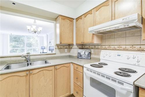 100 Burloak Drive|Unit #1308, Burlington, ON - Indoor Photo Showing Kitchen With Double Sink