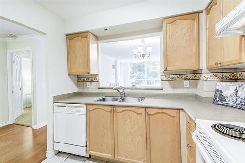 100 Burloak Drive|Unit #1308, Burlington, ON - Indoor Photo Showing Kitchen With Double Sink