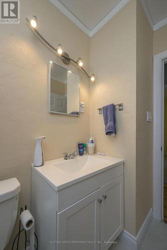 37 Apeldoorn Crescent, London, ON - Indoor Photo Showing Bathroom