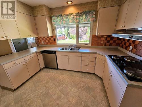 1699 Pine Street, Prince George, BC - Indoor Photo Showing Kitchen With Double Sink