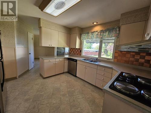 1699 Pine Street, Prince George, BC - Indoor Photo Showing Kitchen With Double Sink