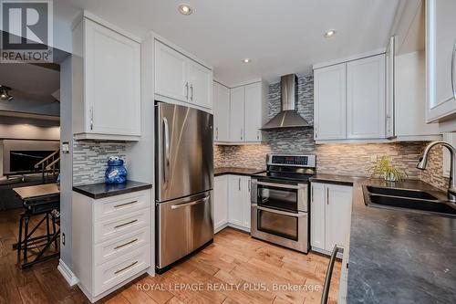 2145 Bosack Court, Mississauga (Sheridan), ON - Indoor Photo Showing Kitchen With Double Sink With Upgraded Kitchen