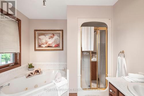 16 Chelsea Crescent, Hamilton, ON - Indoor Photo Showing Bathroom