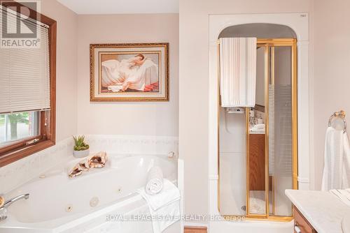 16 Chelsea Crescent, Hamilton, ON - Indoor Photo Showing Bathroom