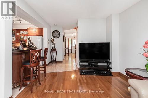 16 Chelsea Crescent, Hamilton, ON - Indoor Photo Showing Living Room