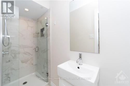 809 Star, Ottawa, ON - Indoor Photo Showing Bathroom