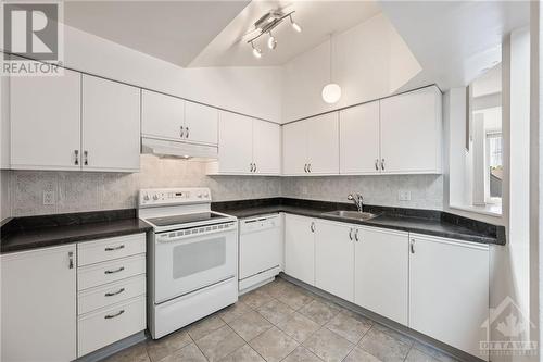 209C Woodfield Drive, Ottawa, ON - Indoor Photo Showing Kitchen