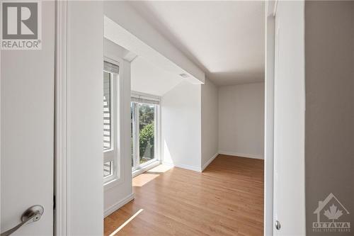 209C Woodfield Drive, Ottawa, ON - Indoor Photo Showing Other Room