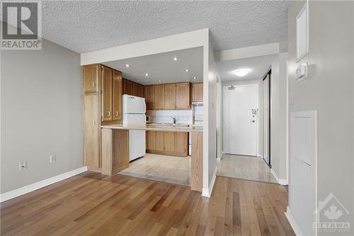 530 Laurier Avenue W Unit#909, Ottawa, ON - Indoor Photo Showing Kitchen