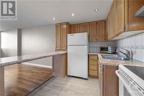 530 Laurier Avenue W Unit#909, Ottawa, ON - Indoor Photo Showing Kitchen With Double Sink