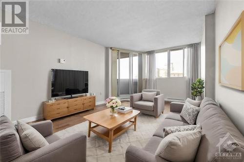 530 Laurier Avenue W Unit#909, Ottawa, ON - Indoor Photo Showing Living Room