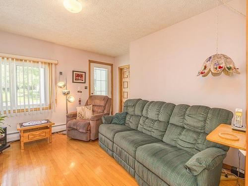 Salon - 43 Rue Montgomery, East Angus, QC - Indoor Photo Showing Living Room