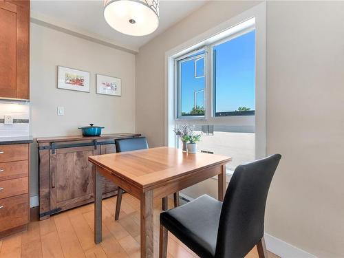 304-2515 Dowler Pl, Victoria, BC - Indoor