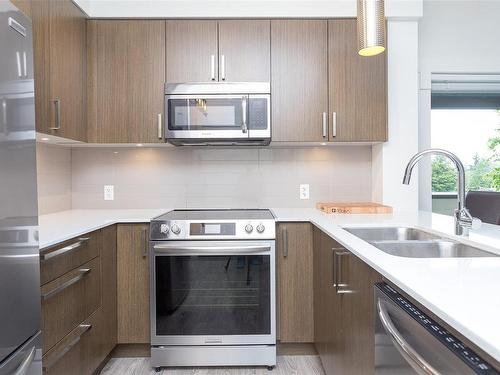 206-286 Wilfert Rd, View Royal, BC - Indoor Photo Showing Kitchen With Stainless Steel Kitchen With Double Sink With Upgraded Kitchen