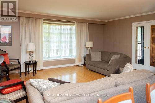 98 Silverstone Drive, Toronto (Mount Olive-Silverstone-Jamestown), ON - Indoor Photo Showing Living Room