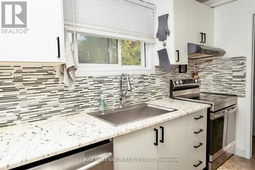 111 Metro Road S, Georgina (Keswick South), ON - Indoor Photo Showing Kitchen With Upgraded Kitchen