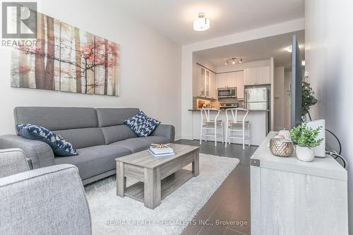 108 - 111 Upper Duke Crescent S, Markham (Unionville), ON - Indoor Photo Showing Living Room