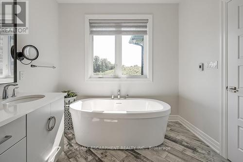 23 Whitcombe Way, Puslinch, ON - Indoor Photo Showing Bathroom