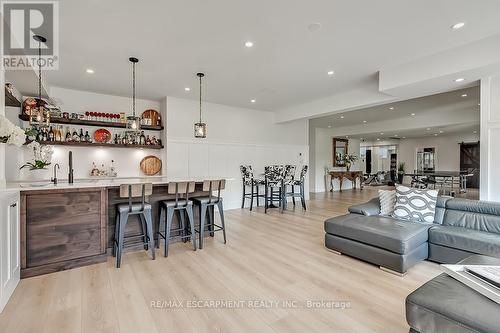 23 Whitcombe Way, Puslinch, ON - Indoor Photo Showing Living Room