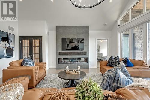 23 Whitcombe Way, Puslinch, ON - Indoor Photo Showing Living Room