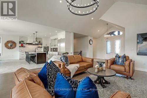 23 Whitcombe Way, Puslinch, ON - Indoor Photo Showing Living Room