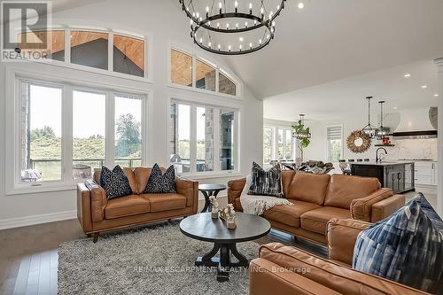 23 Whitcombe Way, Puslinch, ON - Indoor Photo Showing Living Room