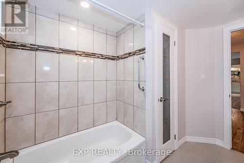 305 - 944 Caledonian View, Cambridge, ON - Indoor Photo Showing Bathroom