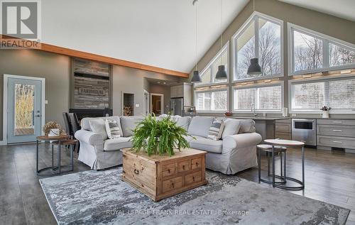 2269 Mccracken'S Landing Road, Douro-Dummer, ON - Indoor Photo Showing Living Room