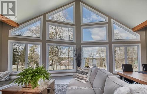 2269 Mccracken'S Landing Road, Douro-Dummer, ON - Indoor Photo Showing Living Room