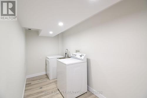 1048 Mahogany Road, London, ON - Indoor Photo Showing Laundry Room