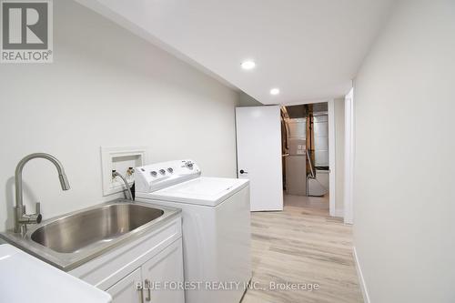 1048 Mahogany Road, London, ON - Indoor Photo Showing Laundry Room