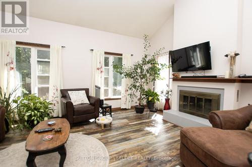 39 Ski Valley Crescent, London, ON - Indoor Photo Showing Living Room With Fireplace