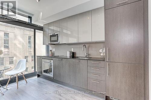 414 - 403 Church Street W, Toronto (Church-Yonge Corridor), ON - Indoor Photo Showing Kitchen With Upgraded Kitchen